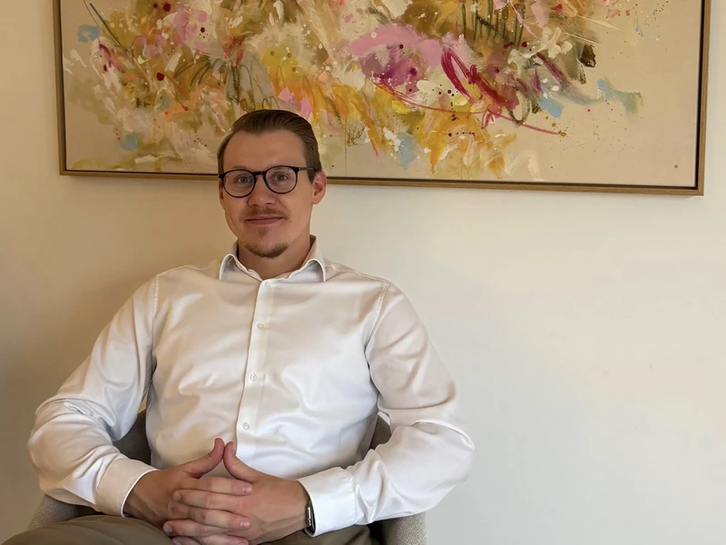 psychotherapie-in-ratingen-michael-odenthal-1 Psychotherapeut Michael Odenthal stehend vor einem schönen bunten Wandbild