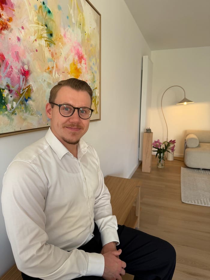 Michael Odenthal vor einer Wand mit Holzpaneelen